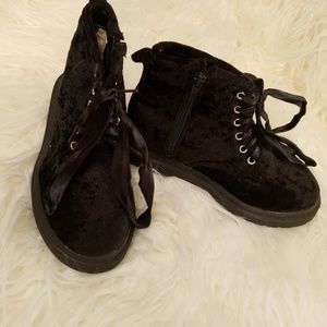 Babe black velvet boots sz1